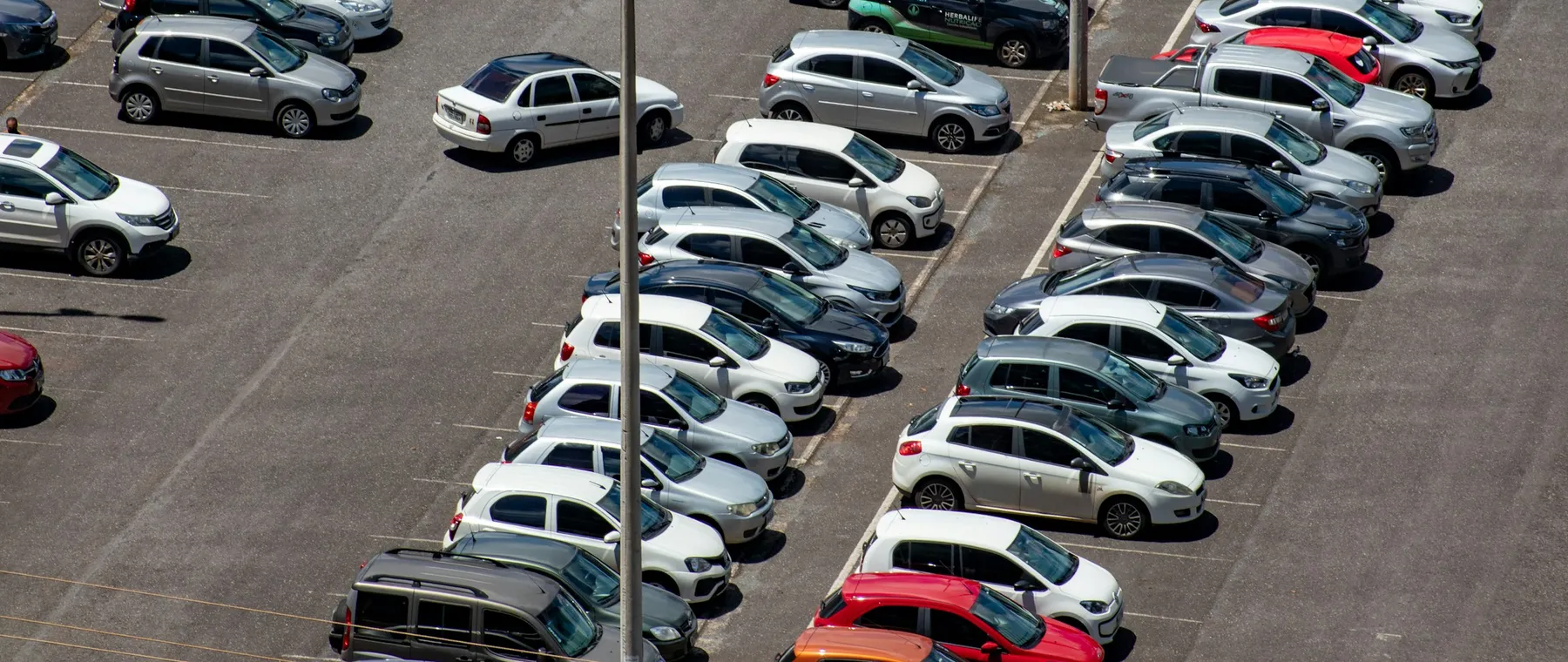 Sıralar hâlinde park etmiş araçların bulunduğu otopark