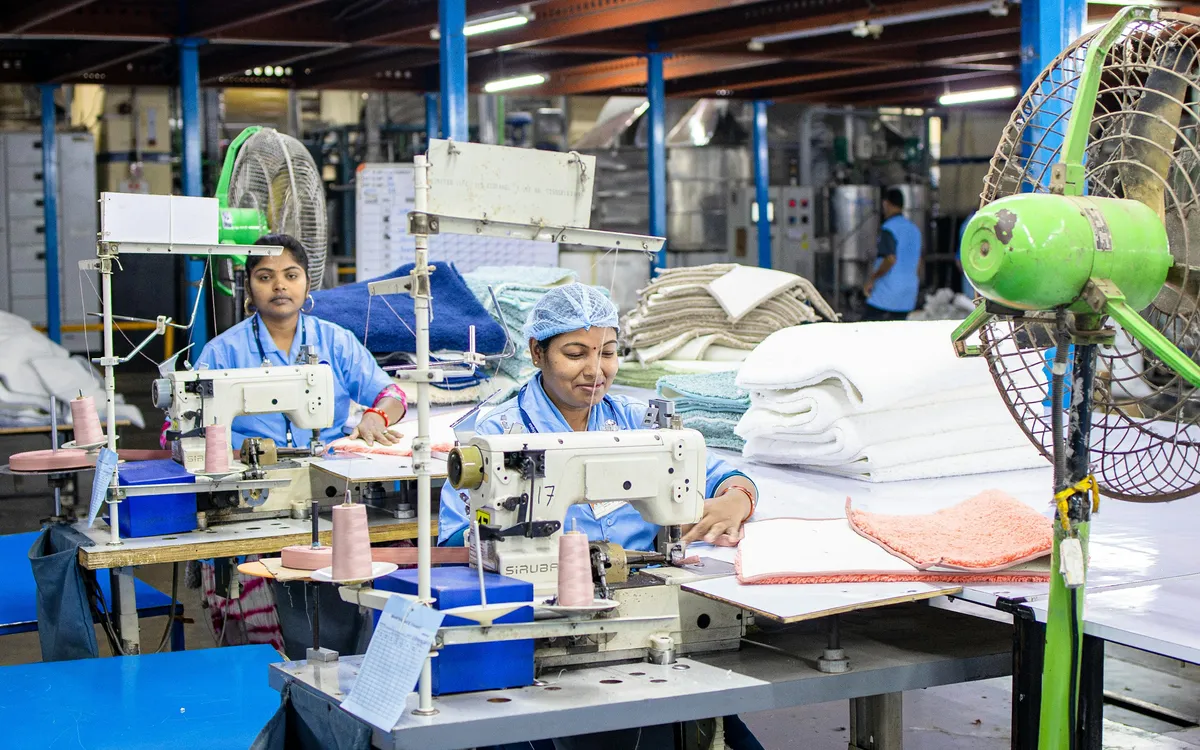Fabrikada dikiş makinelerinde çalışan işçiler
