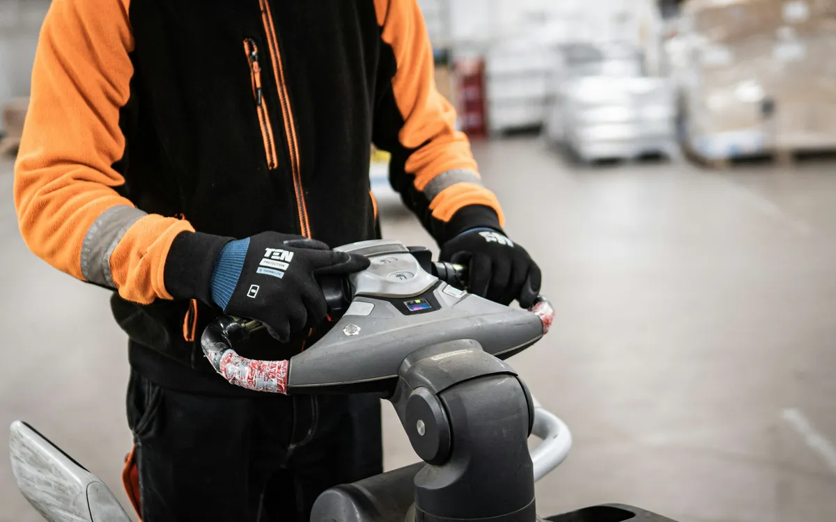 Elde taşınan UHF RFID okuyucu terminal.