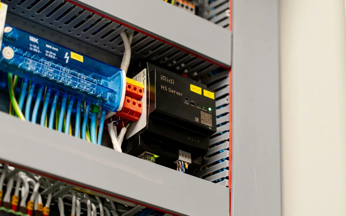Sabit montajlı çok portlu RFID okuyucu.