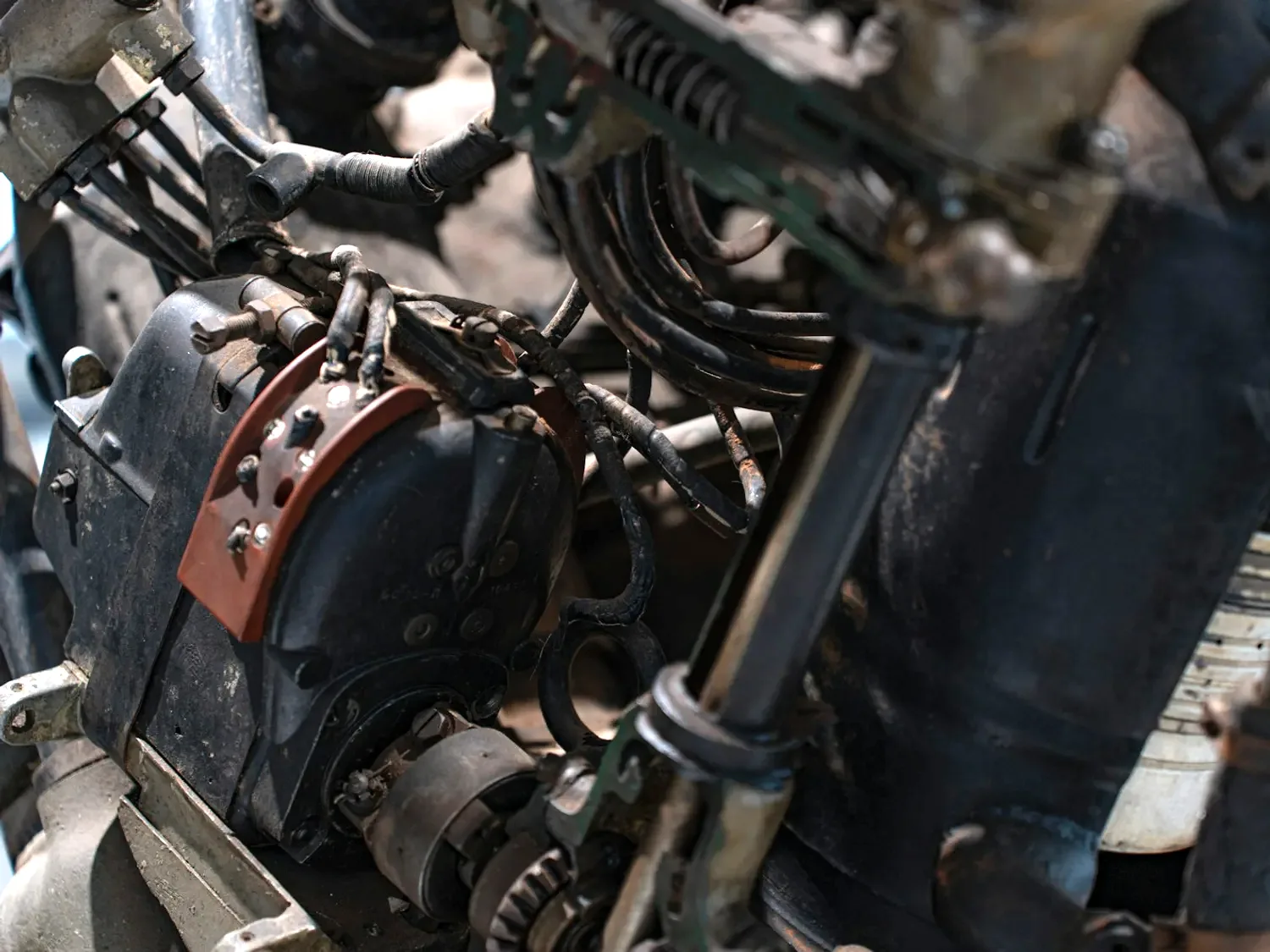 Uçak motorunun bakım sırasında görünen bileşenleri